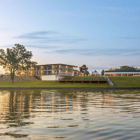 Super 8 By Wyndham Riverside Al Екстериор снимка