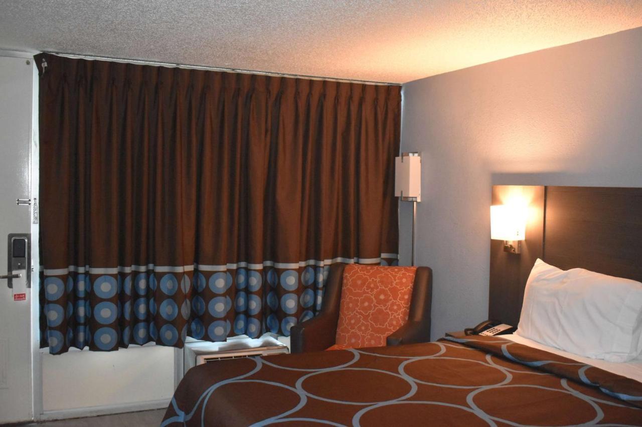 Super 8 By Wyndham Riverside Al Екстериор снимка