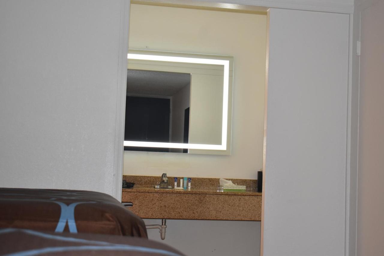 Super 8 By Wyndham Riverside Al Екстериор снимка