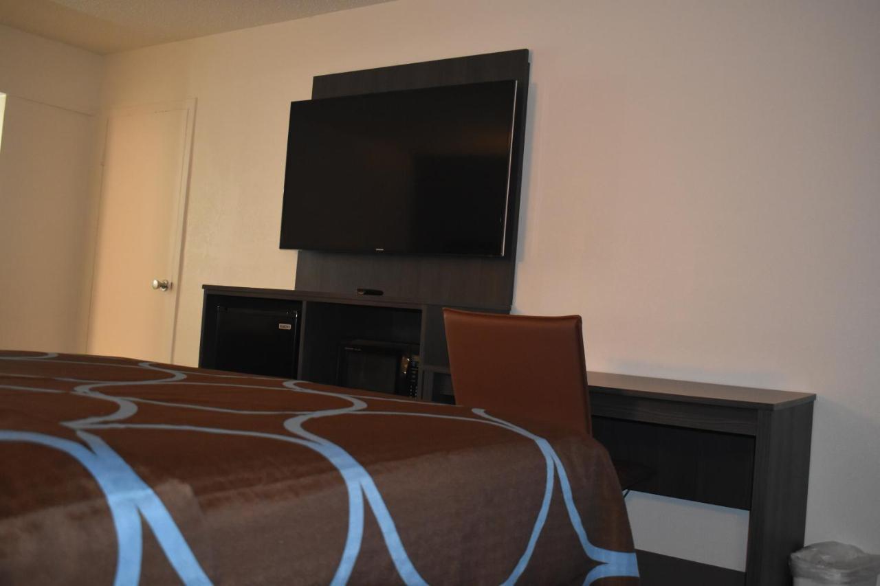 Super 8 By Wyndham Riverside Al Екстериор снимка