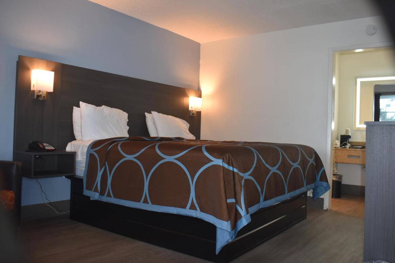 Super 8 By Wyndham Riverside Al Екстериор снимка