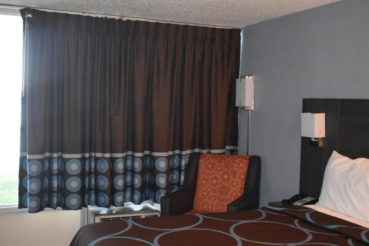 Super 8 By Wyndham Riverside Al Екстериор снимка