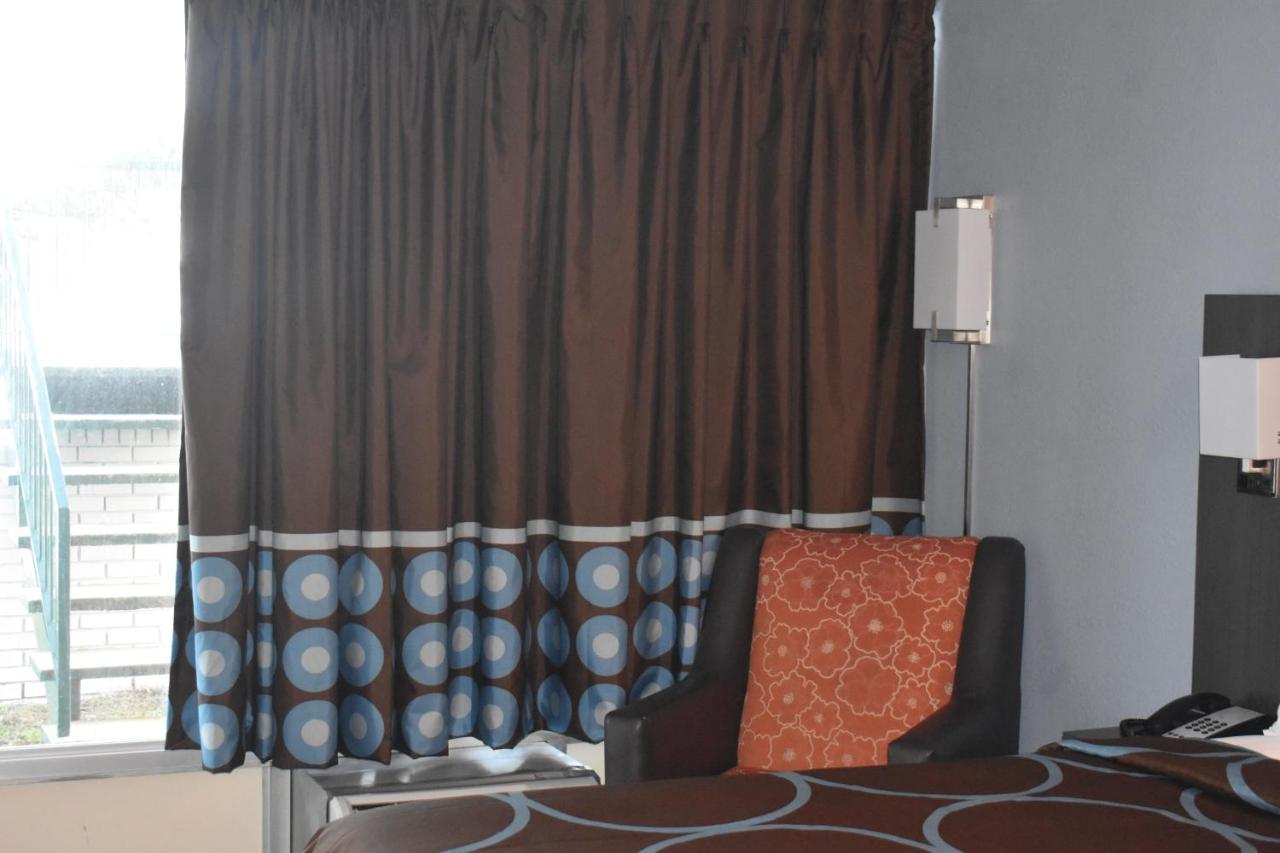 Super 8 By Wyndham Riverside Al Екстериор снимка