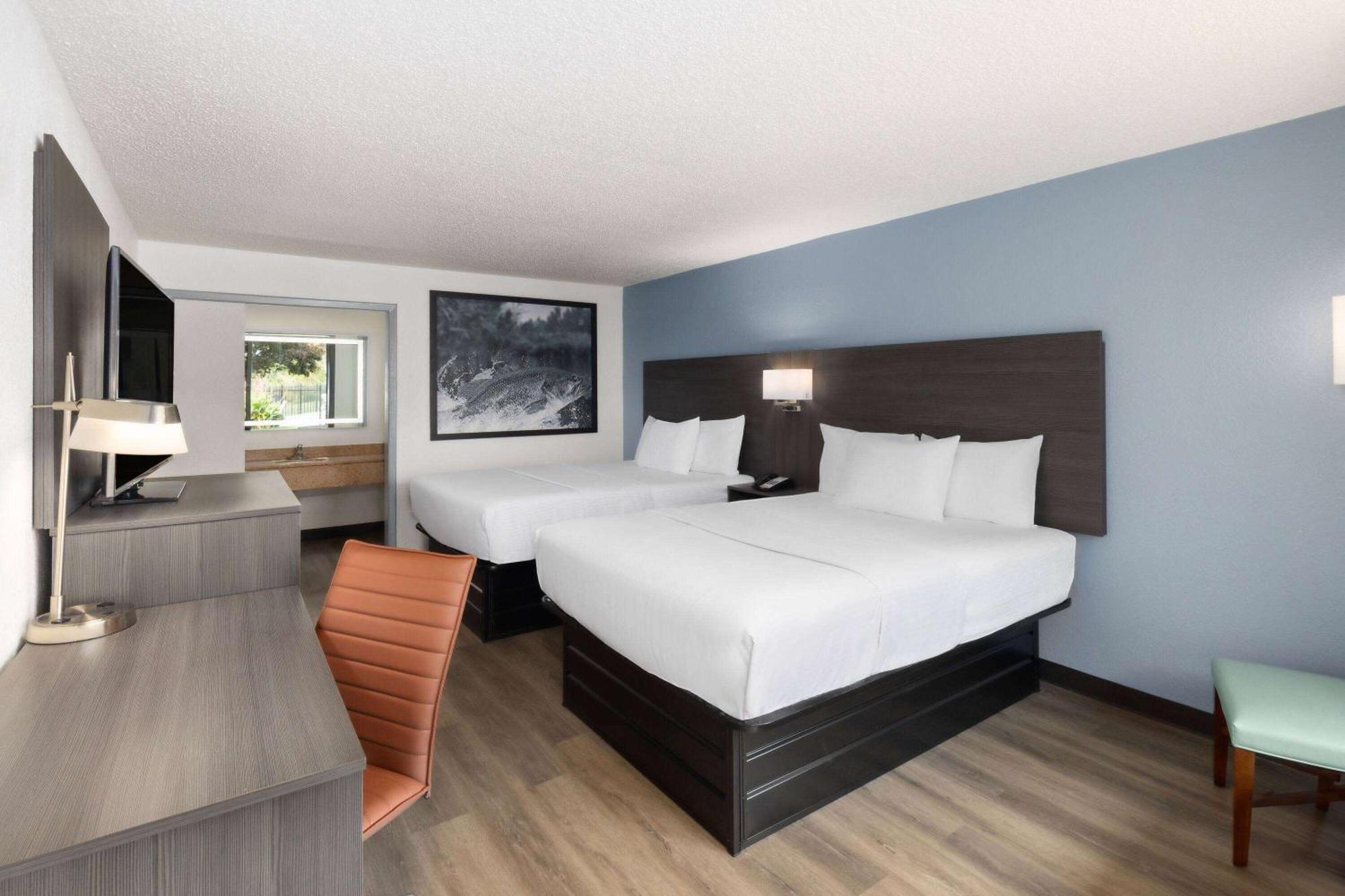 Super 8 By Wyndham Riverside Al Екстериор снимка