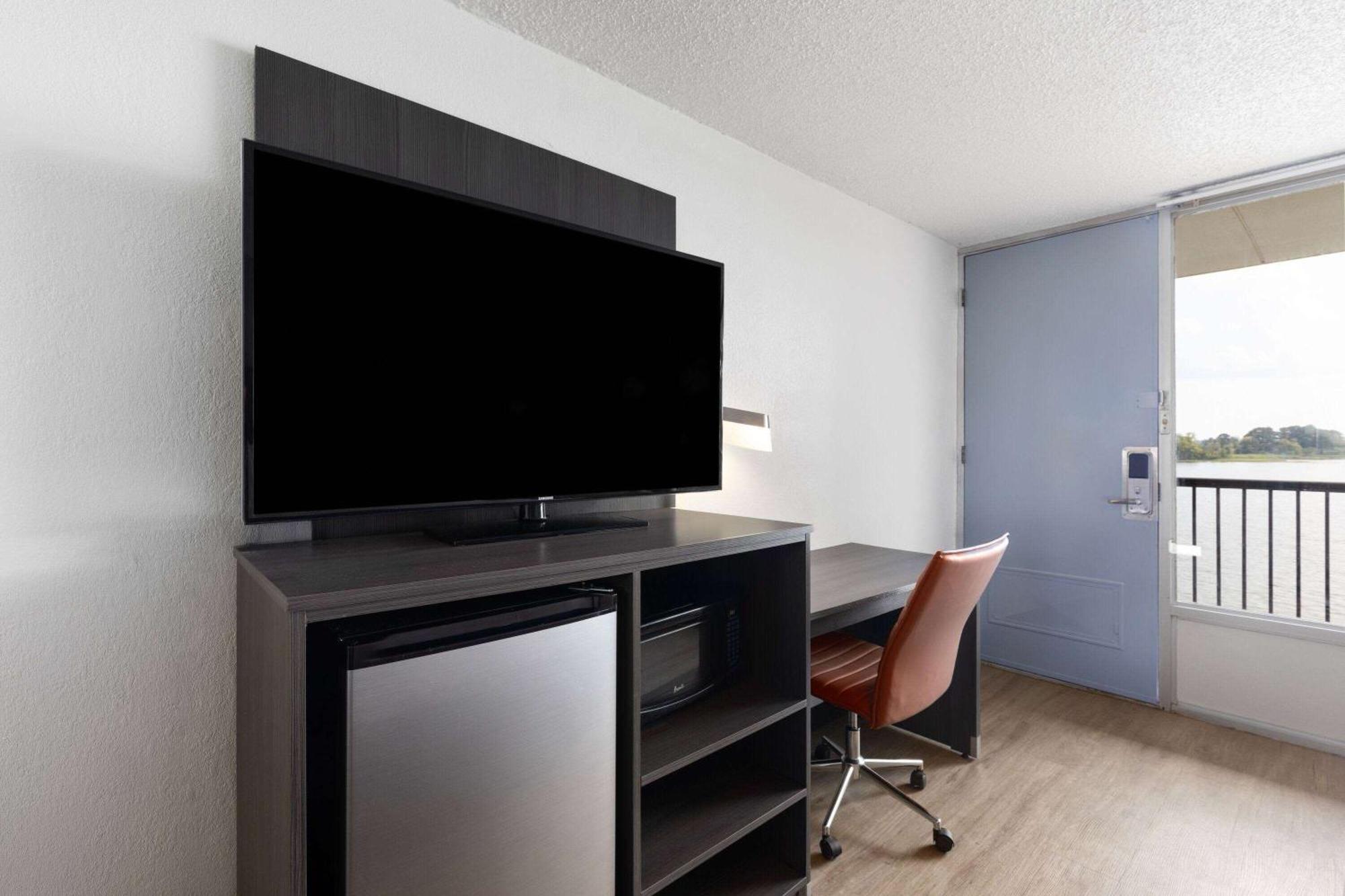 Super 8 By Wyndham Riverside Al Екстериор снимка