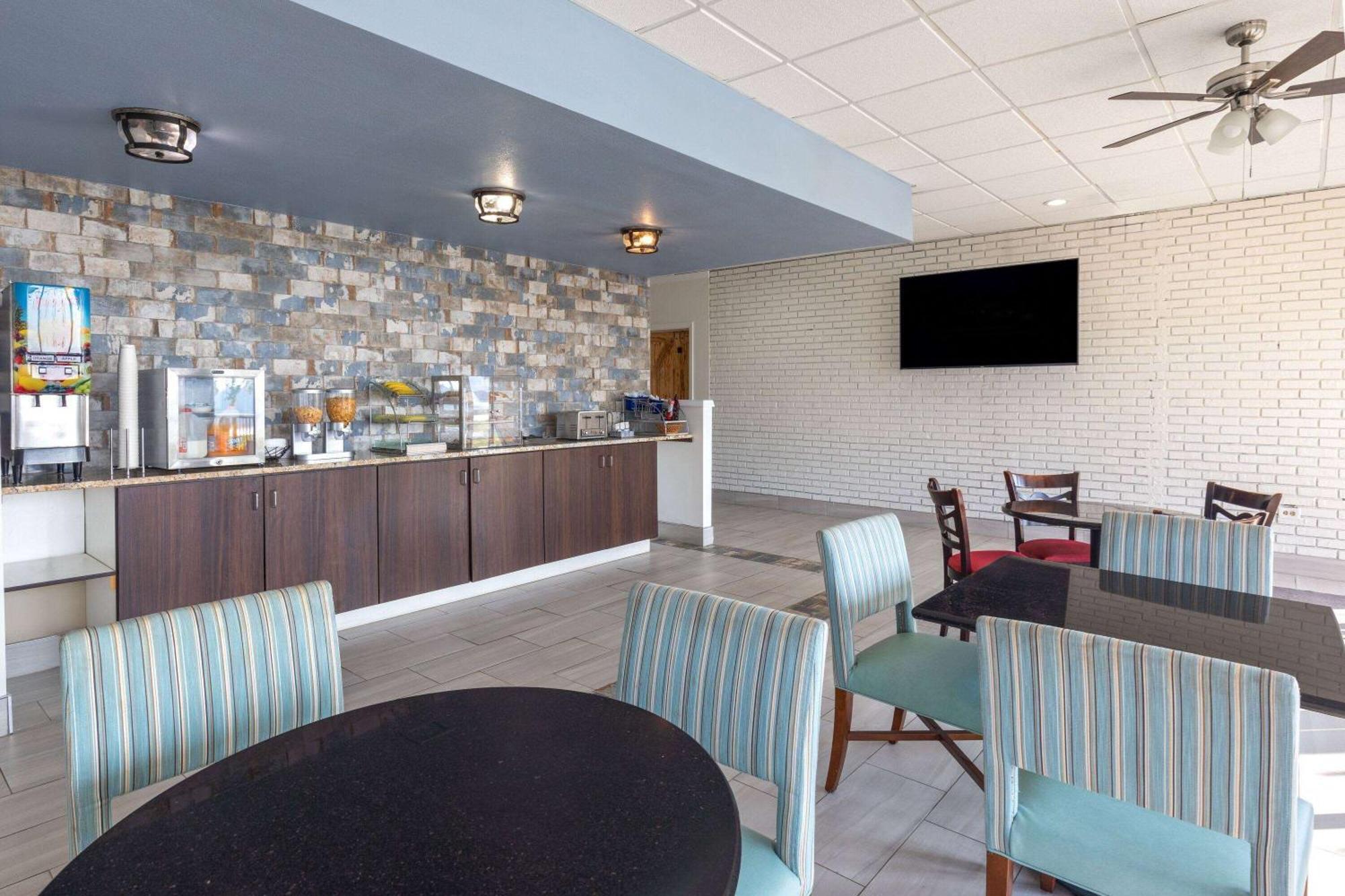 Super 8 By Wyndham Riverside Al Екстериор снимка