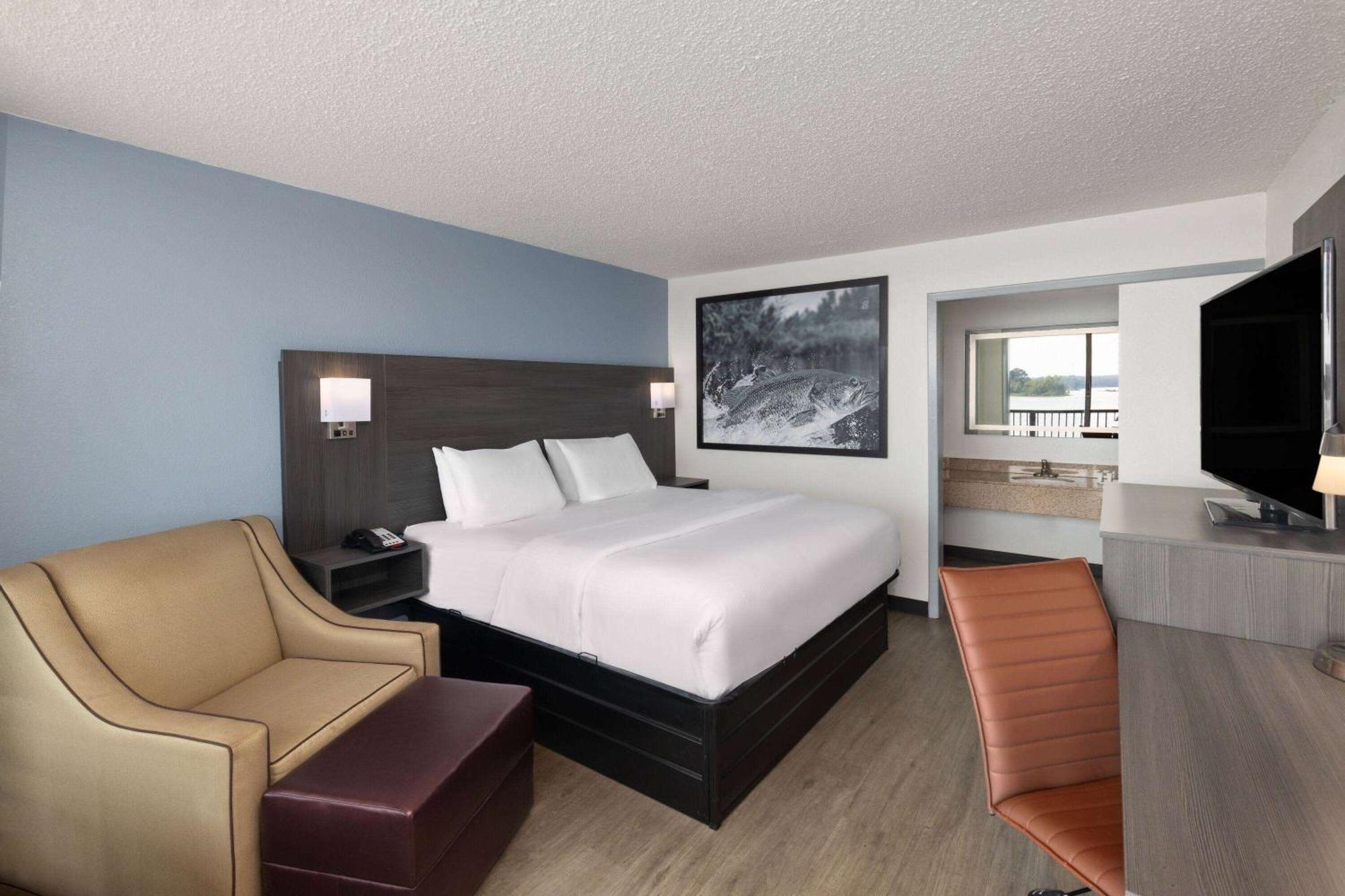 Super 8 By Wyndham Riverside Al Екстериор снимка