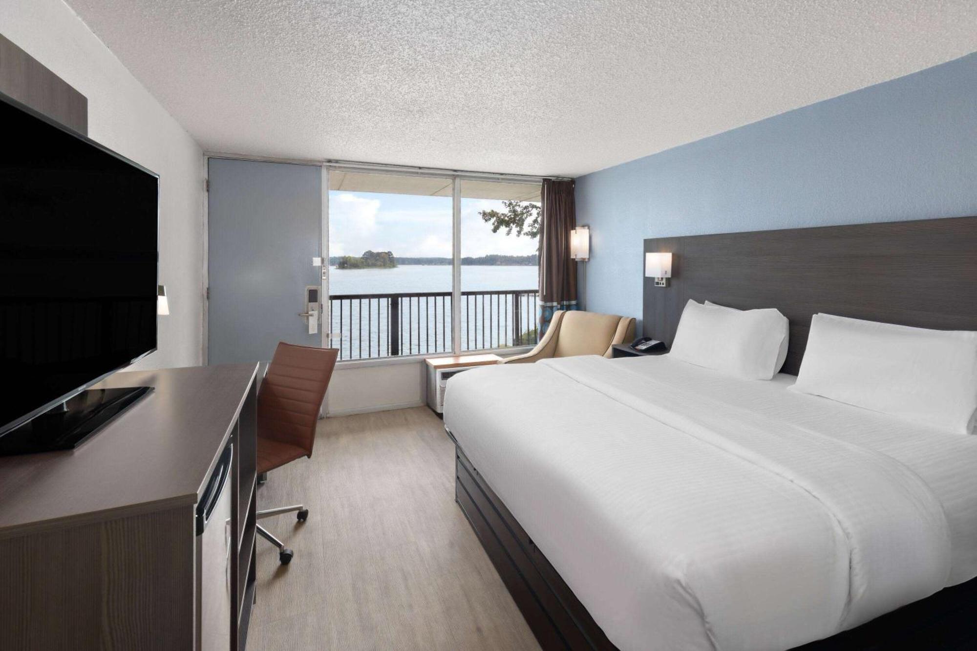 Super 8 By Wyndham Riverside Al Екстериор снимка