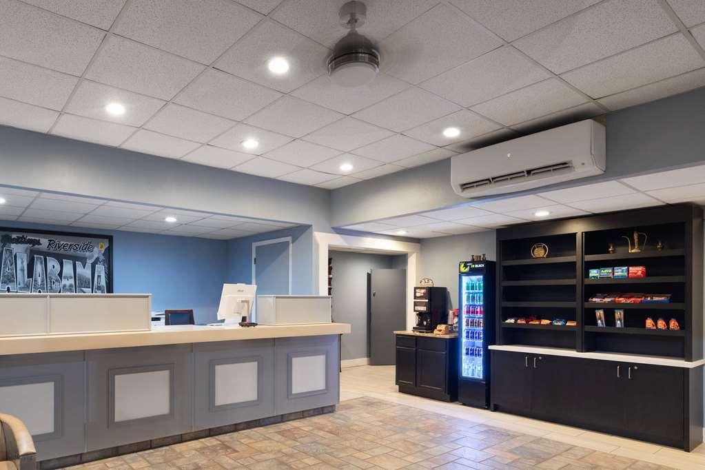 Super 8 By Wyndham Riverside Al Интериор снимка